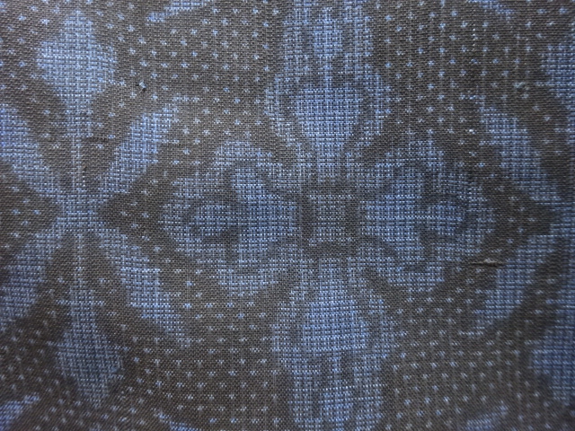 アンティーク　更紗模様織り出し本場泥大島紬着物(割り込み絣)